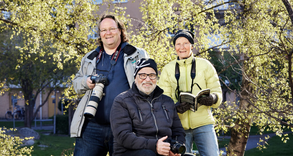 Tre personer på fågelskådning.