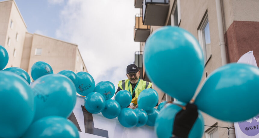 Medarbetare fäster ballonger inför event.