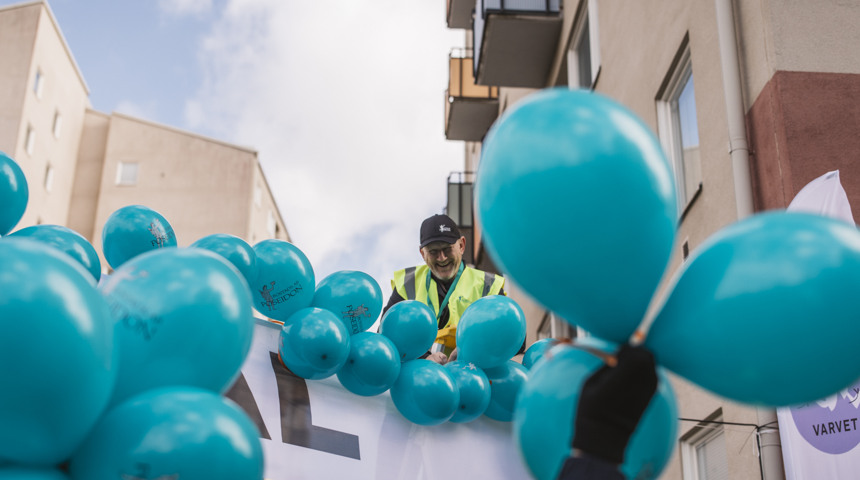 Medarbetare fäster ballonger inför event.