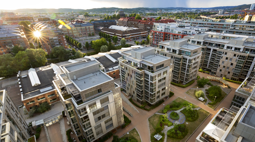 Flygbild av kvarteret Venus  i kvällssol med innergård.