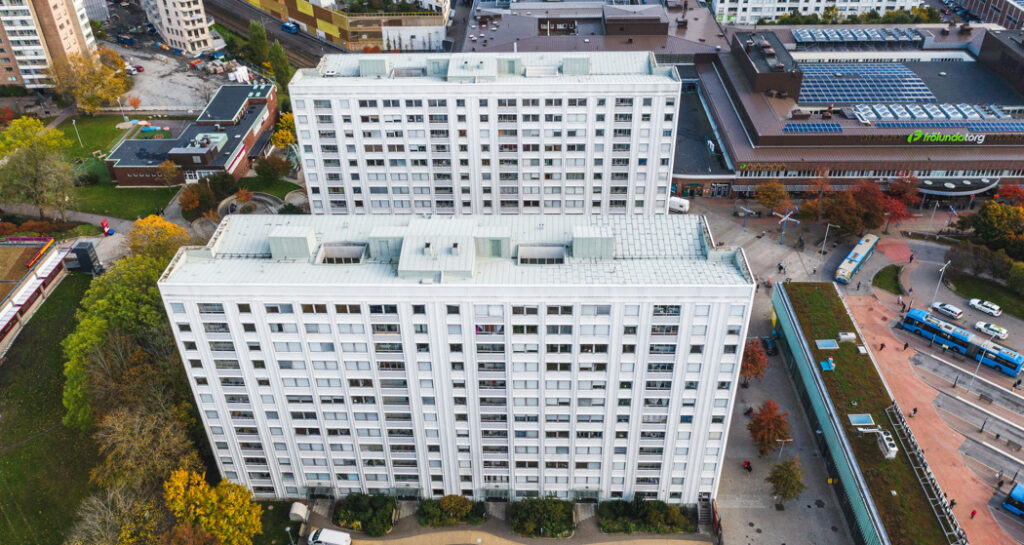 Vita lamellhus vid Frölunda Torg.