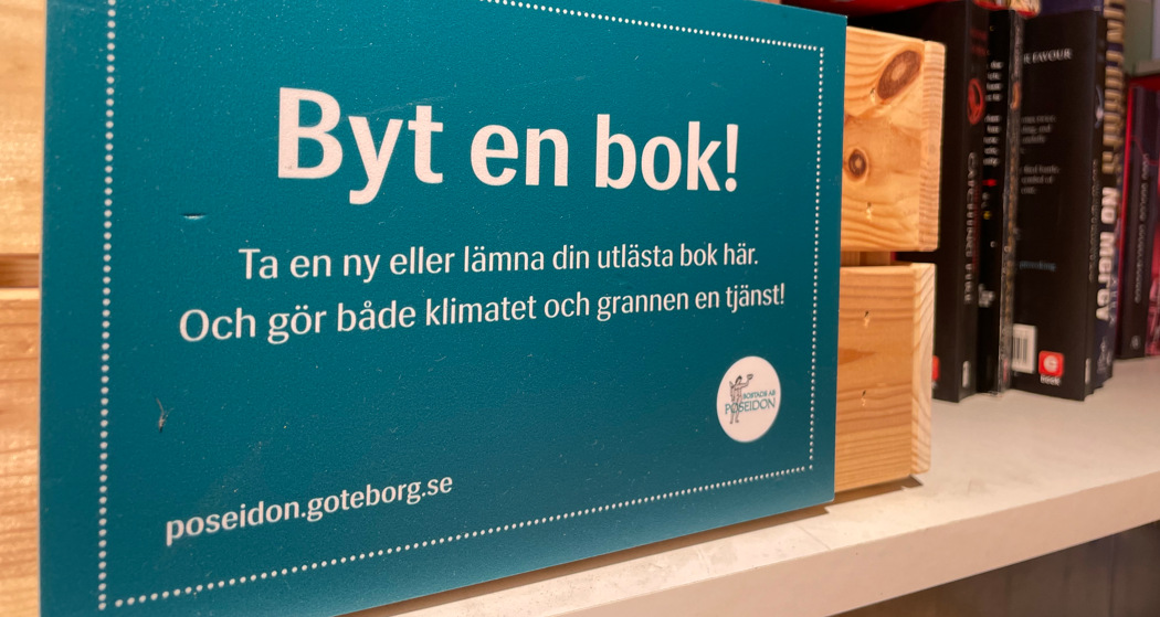 Trälåda med texten Byt en bok.