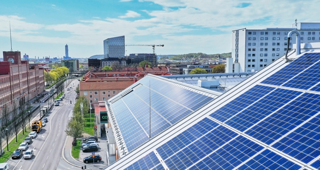 Flygfoto av kvarteret Makrillen med solceller på taken.