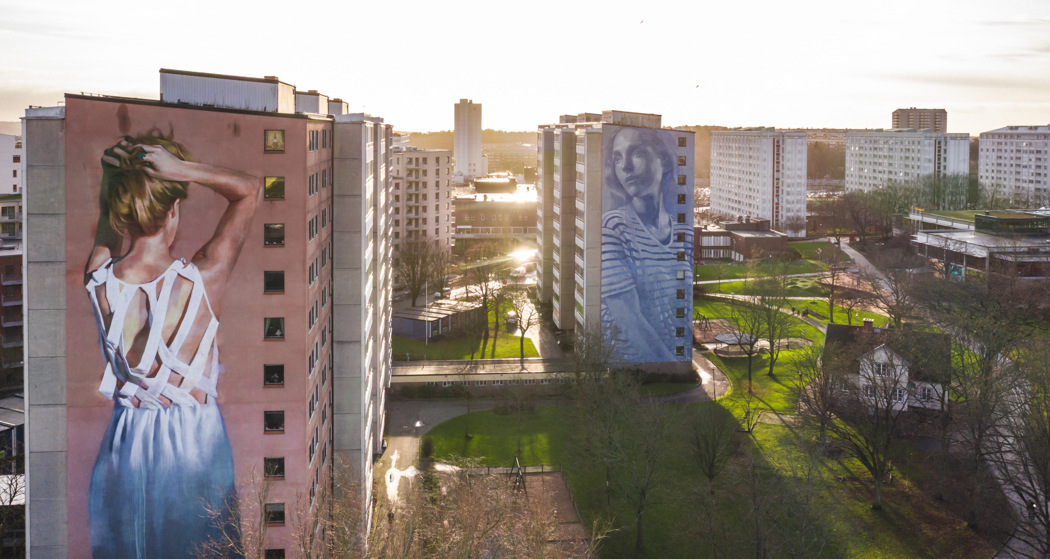 Flygbild över Mandolingatan med fasadmålningar av unga kvinnor.