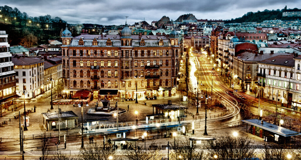 Kvällsbild över Järntorget med upplysta gatlampor.