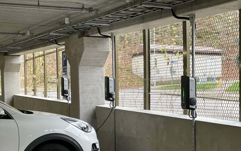 Elladdning parkerad bil.