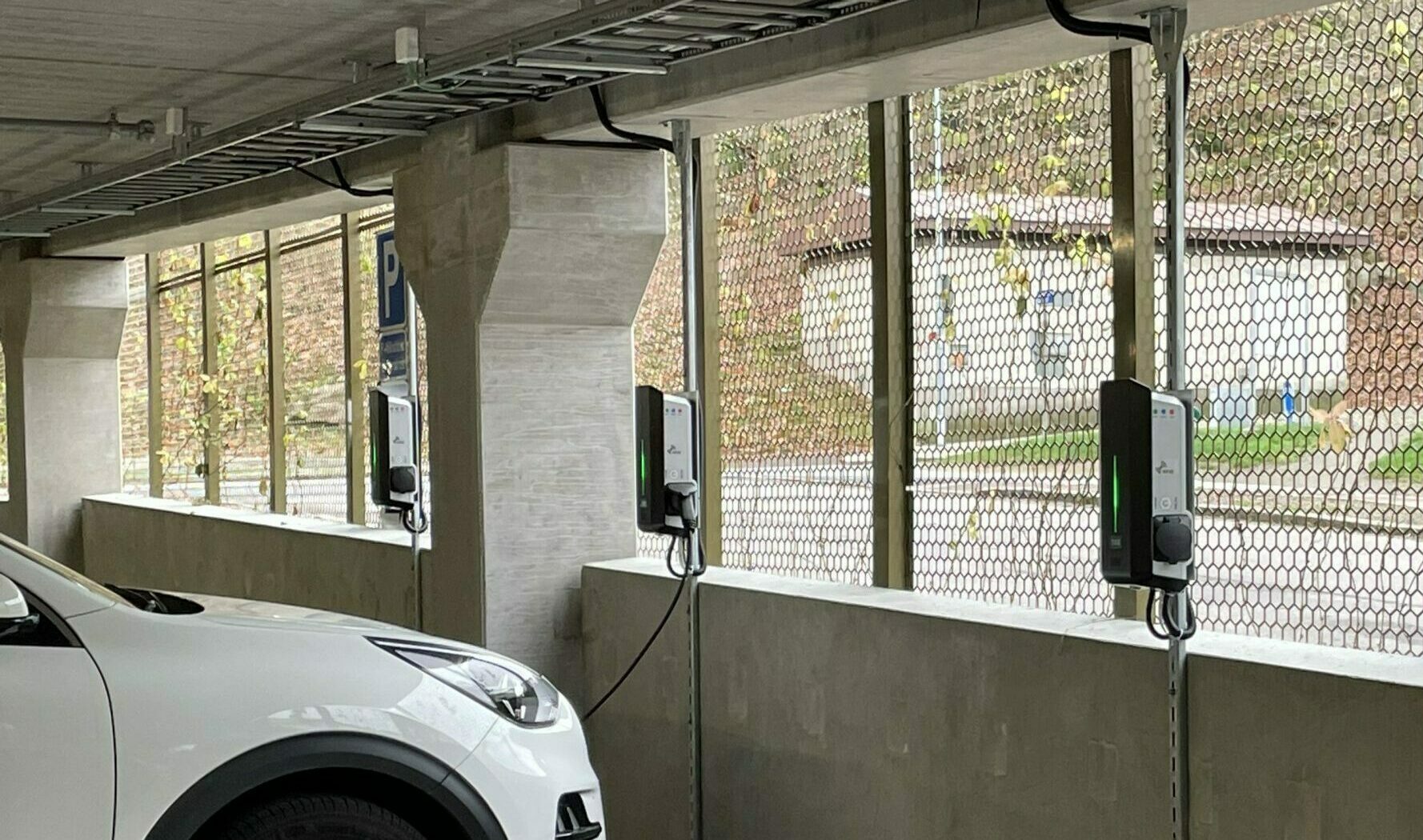 Elladdning parkerad bil.