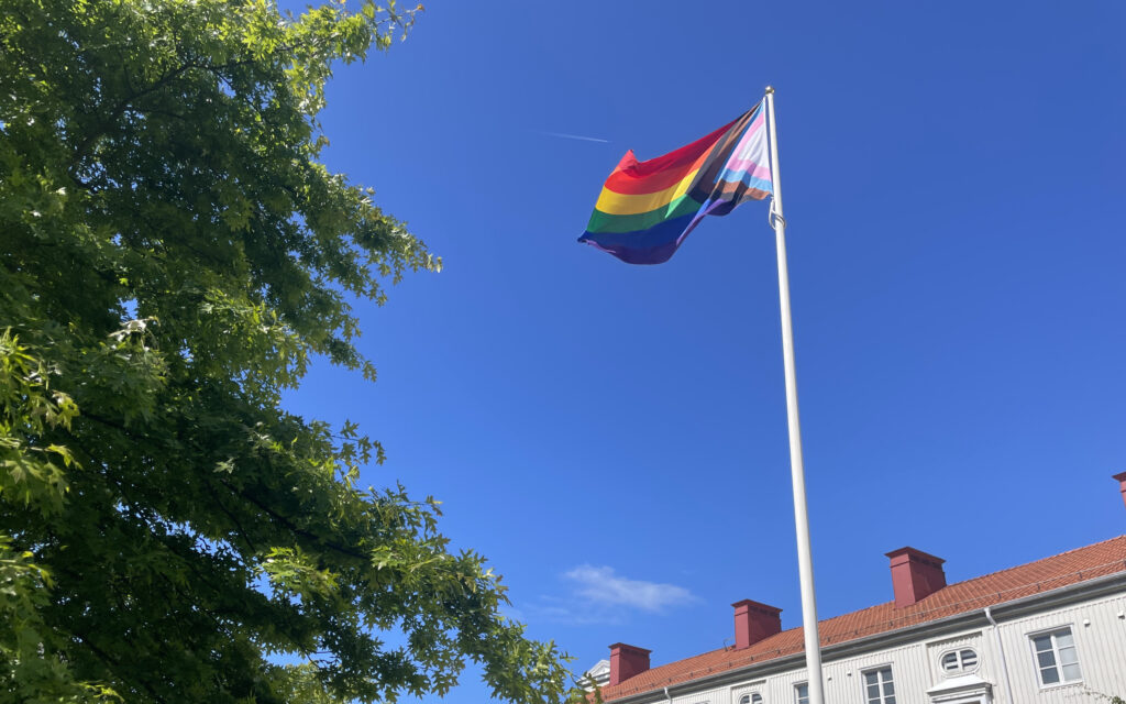 Landshövdingehus med Pride-flagga hissad framför.