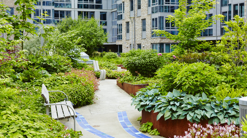 Innergård mellan moderna tegelhus.