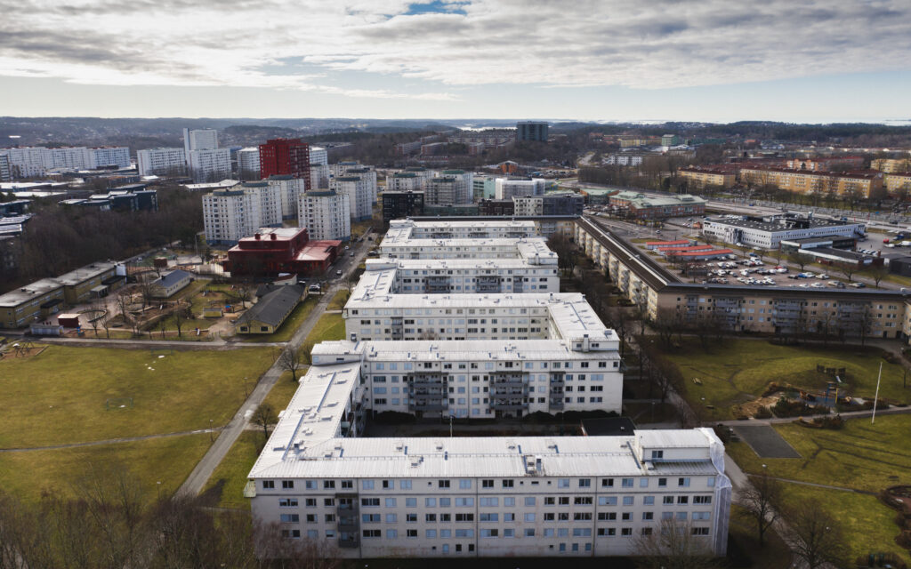 Flygbild över Gånglåtens slingrande huskroppar.