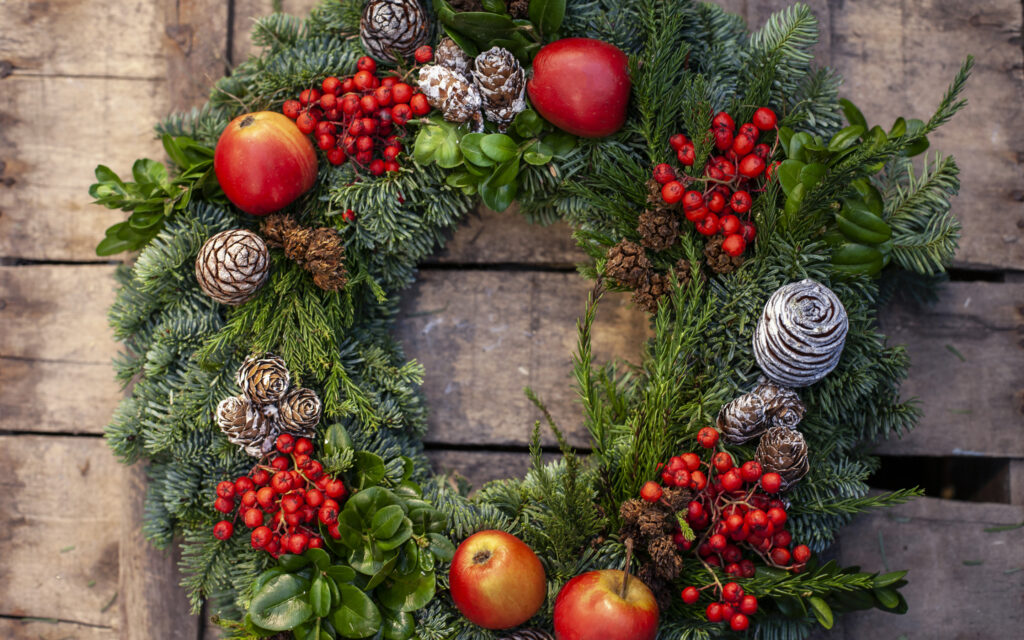 Krans att hänga på dörr vid jul.