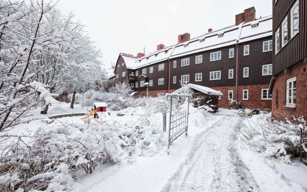Vintrig bild av bruna landshövdingehus.