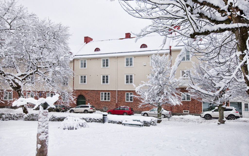 Vintrig bild av gult landshövdingehus.