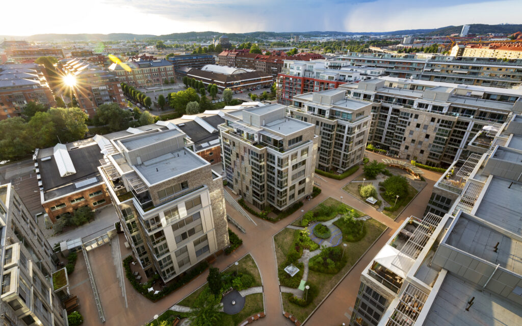 Flygbild av kvarteret Venus  i kvällssol med innergård.