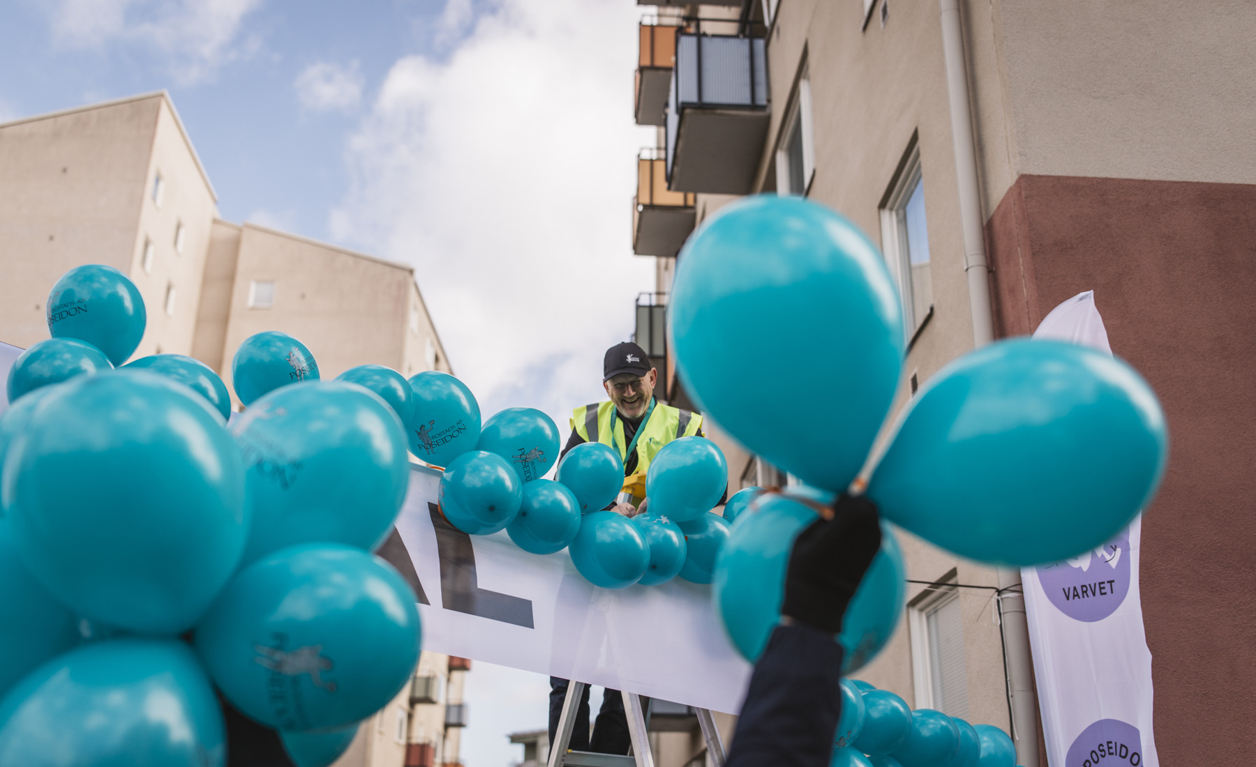 Medarbetare fäster ballonger inför event.