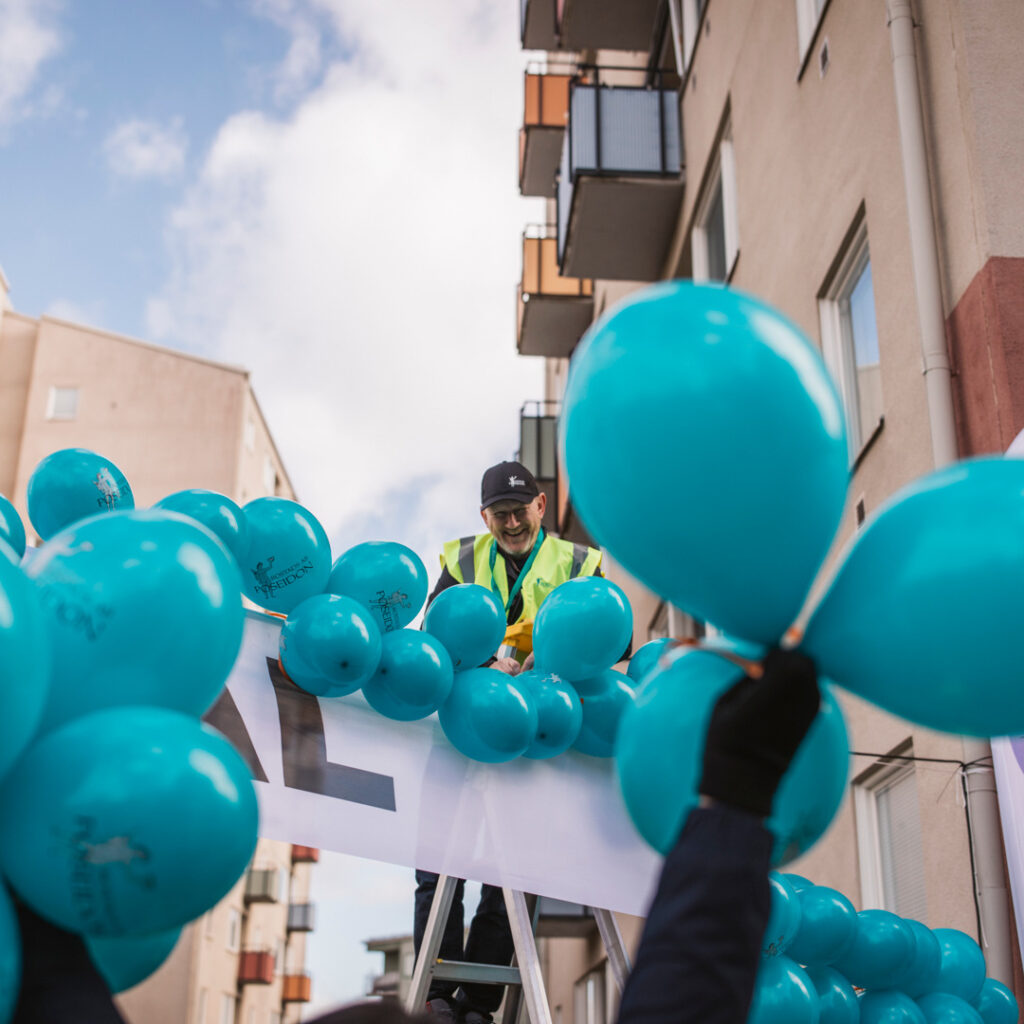Medarbetare fäster ballonger inför event.