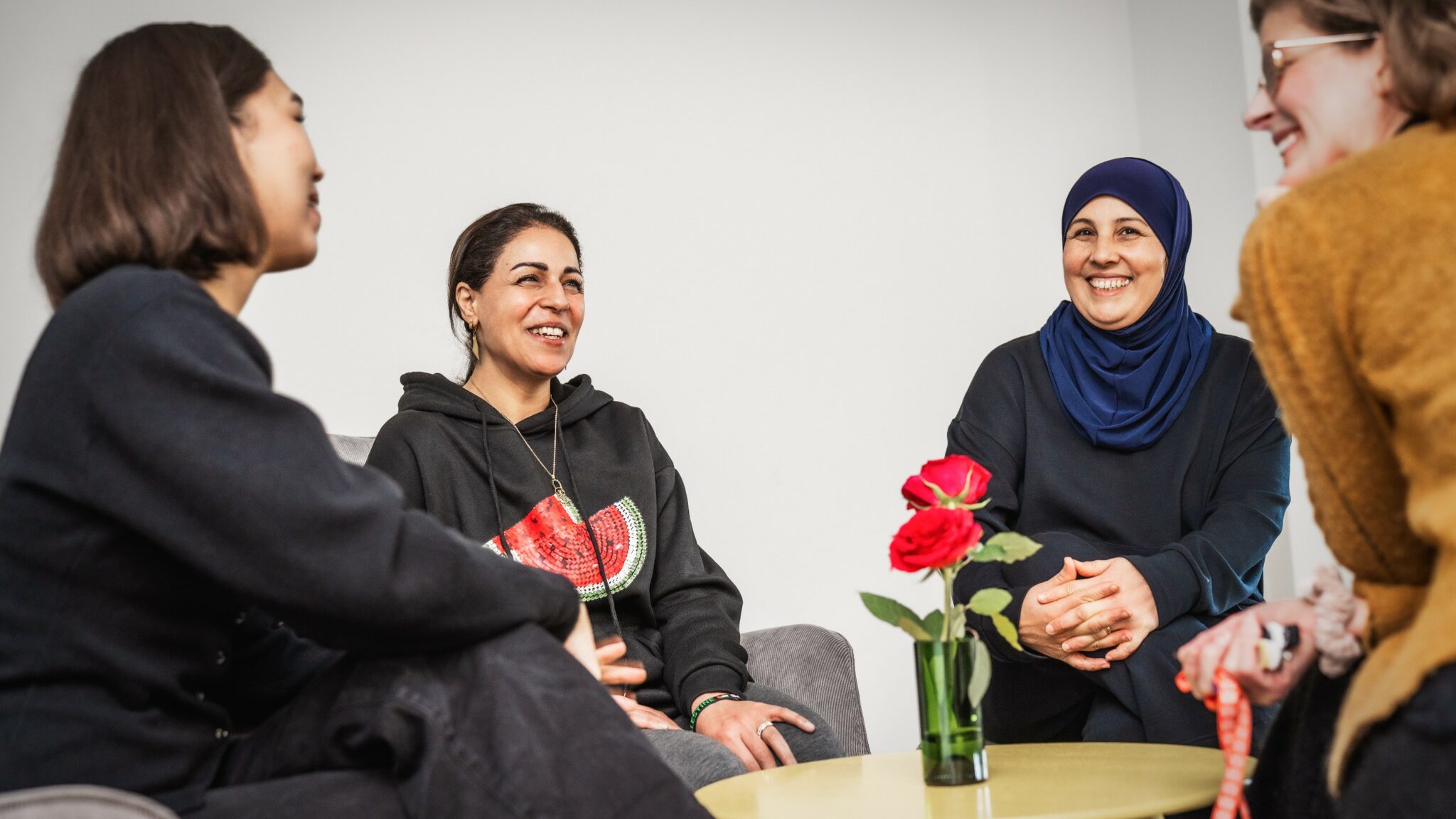 kvinnor samtalar under aktivitet i Länsmanshust