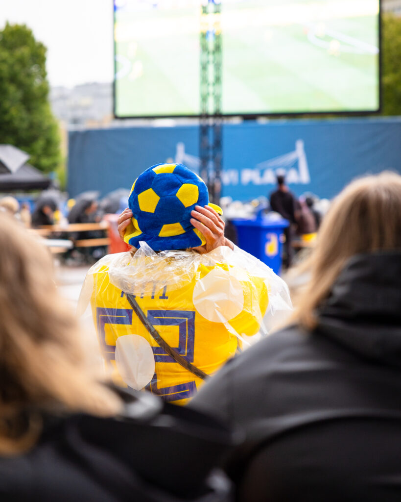 Besökare ser fotboll på storbildsskärm. Foto: Daniel Widfeldt Lomås