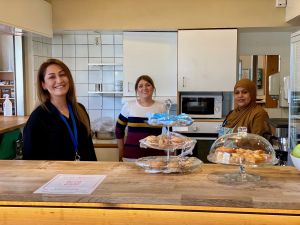 Shilan George, koordinator Eklövet, Nabila Tama och Farida Yusuf, Yalla Hjällbo på nyöppnade caféet i Eklövet
