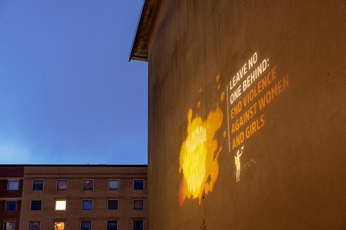 Projektion av Orange Day-logo på huskropp på Väderilsgatan på Hisingen